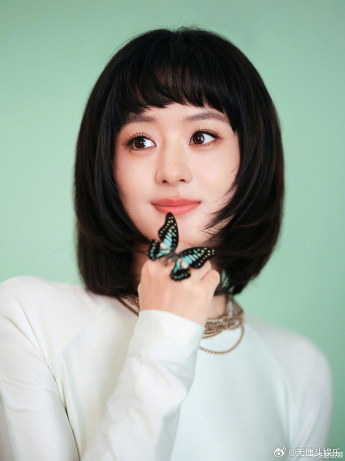 千禧短发×拍立得高糊版，春日氛围感直接拉满！炸毛小丽萌到犯规，模糊滤镜也藏不住精