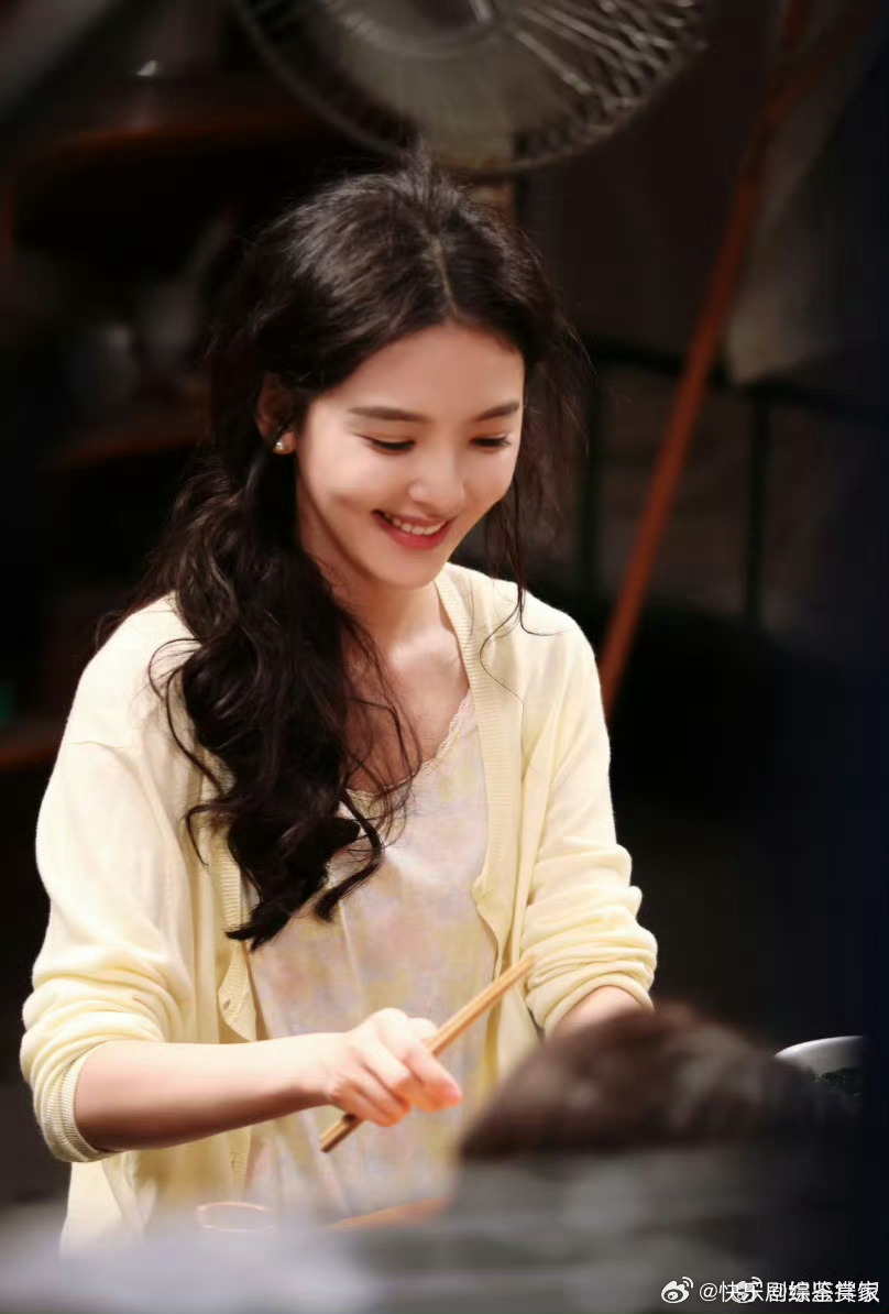 郑晓龙对章若楠的评价章若楠跟郑晓龙说多夸爱听 主持人让郑晓龙概括主演表现，轮到章