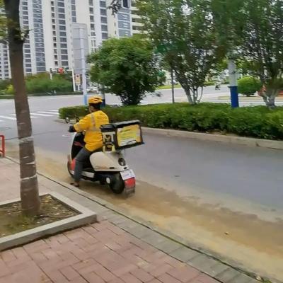 这就是命！北京一快递小哥在一栋别墅送快递，发现女主人前一天的快递没取，便给对方打