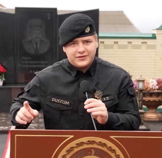 阿达姆·卡季罗夫在车祸后可能部分失明卡季罗夫的儿子在莫斯科接受了严重手术，此前他