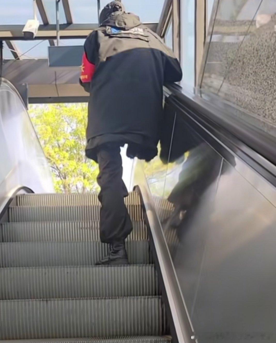 影像界来了个天才选手前一秒以为撞见独腿战神肃然起敬，后一秒才发现是光影错位，直接