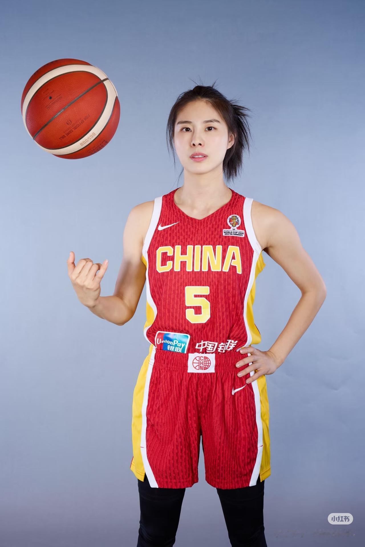 王思雨赛后采访红了眼眶，她说，小时候挤在弄堂里看别人打球，从没想过自己能站在国家