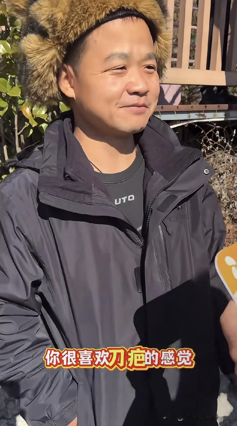 荒野苗王狂夸刀疤哥，敬佩有实力的选手
 
荒野苗王，对着镜头绷着脸说“我喜欢有实