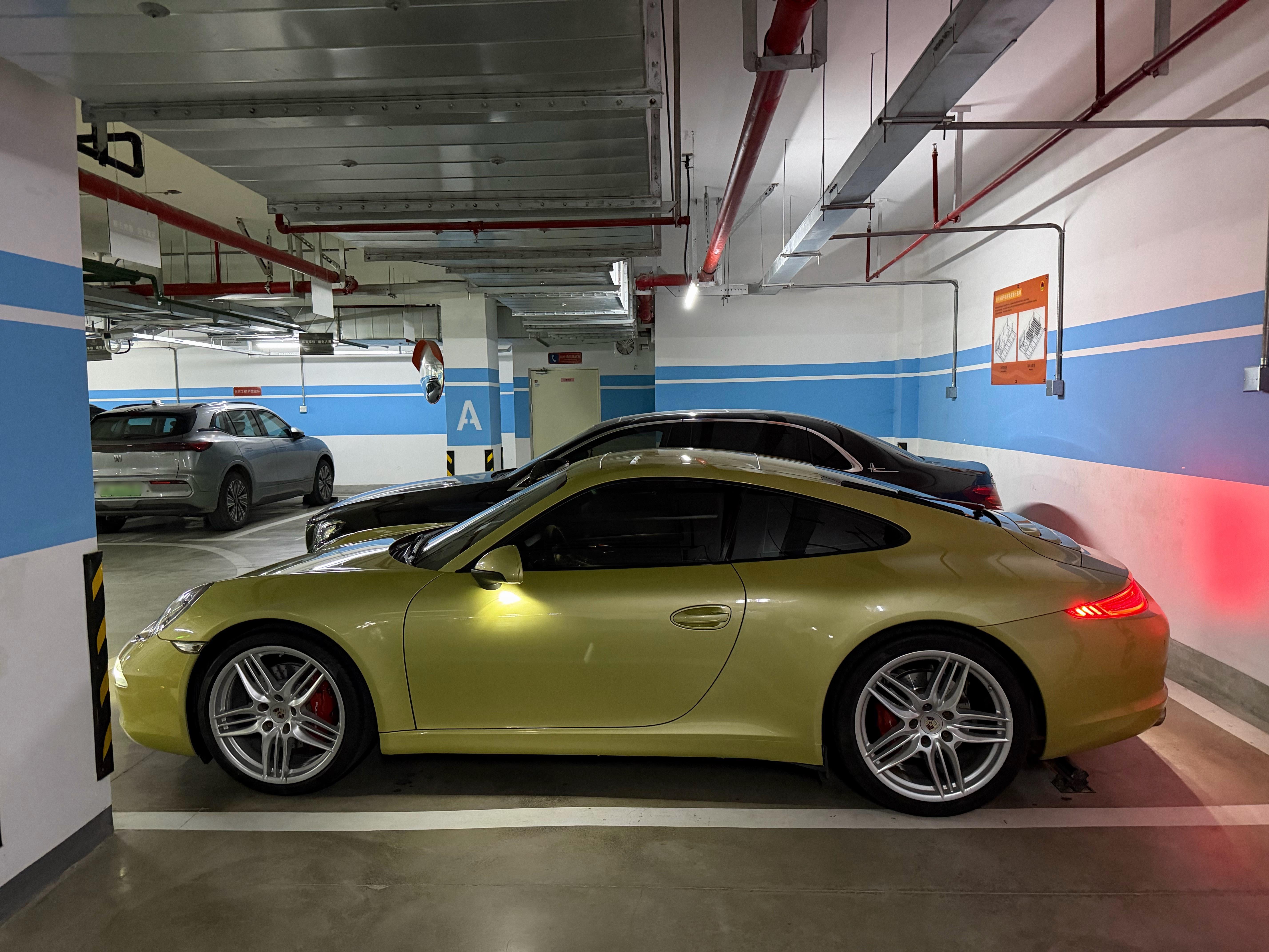 终于换上了原版轮圈，仅在991.1上出现过的Sport Design II。然而