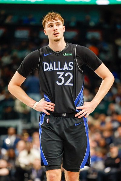 弗拉格和詹姆斯新秀赛季数据是非常接近的。前者20.4+6.4+4.6+1.2+0