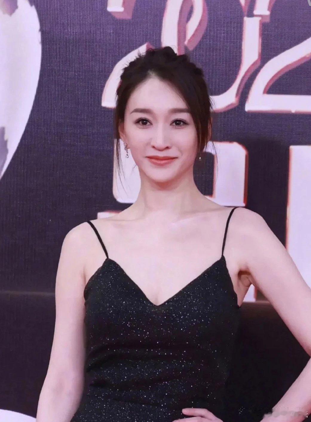 李小冉美了一辈子李小冉没有尴尬期的美人 李小冉真的美了一辈子，从小到大颜值全程在