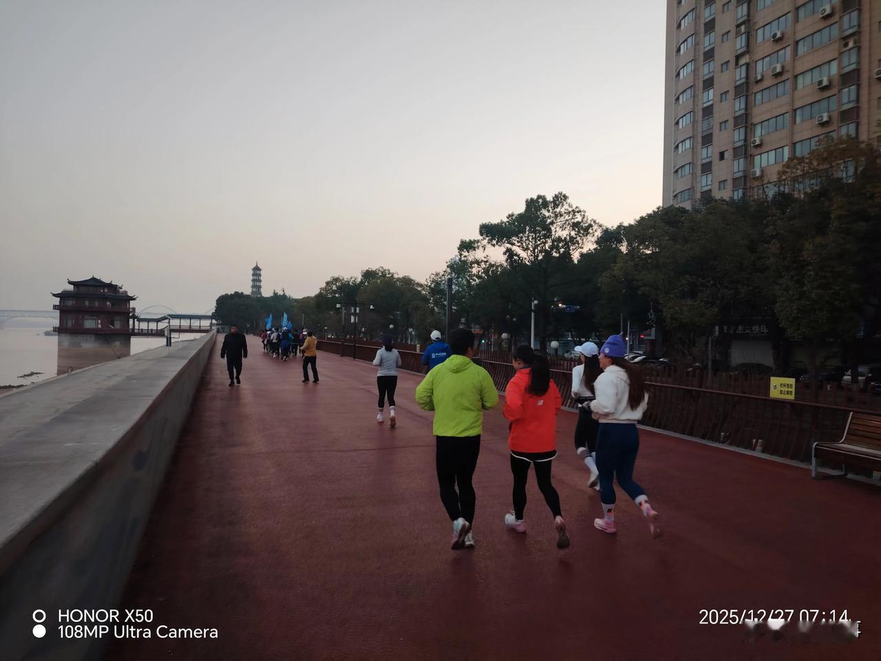 晒图笔记大赛长江岸边晨练打卡分享运动快乐