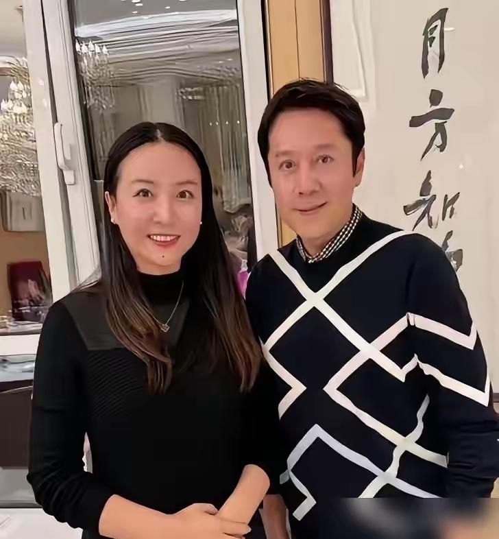 蔡国庆60岁生日，第一次把老婆秦娟端到台面上，就一句话：妻儿在心中。这女人狠啊，