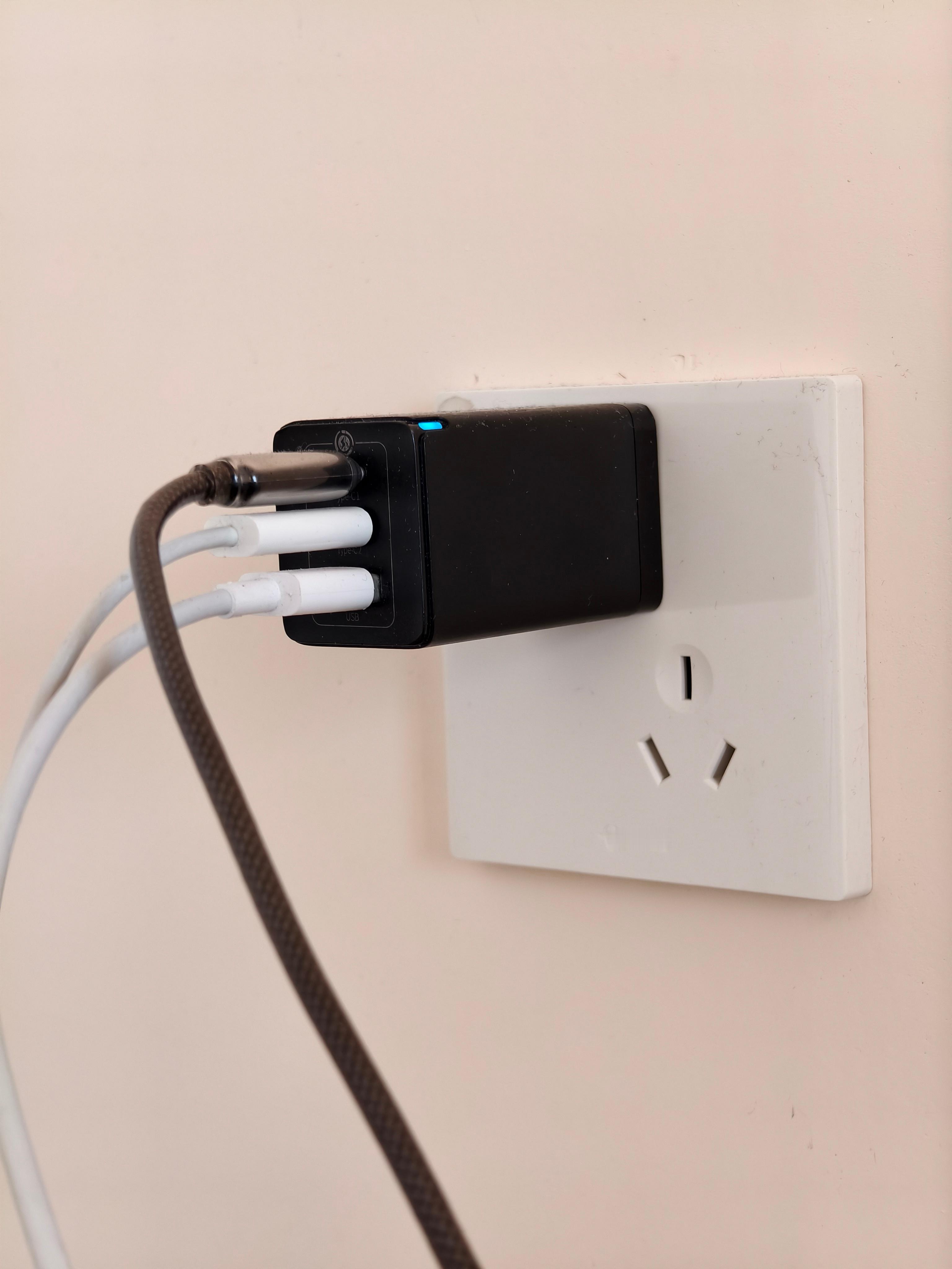 手机充电器千万不要一直插着不拔 有专家建议，充完电后应立即拔下充电器，同时长时间