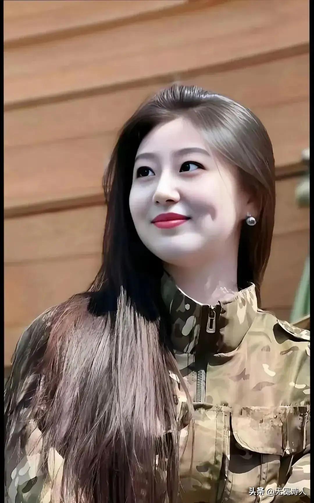一个穿迷彩服的女孩在微笑。