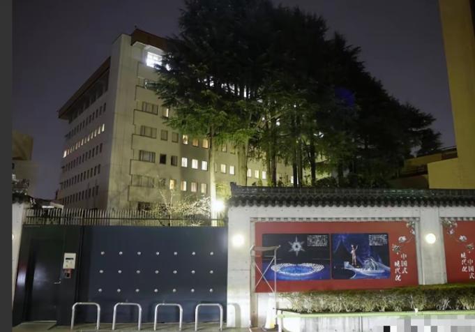 原来日本那个持刀强闯大使馆的军官曾经被咱们审讯了大概三个小时。
 
这短短三小时