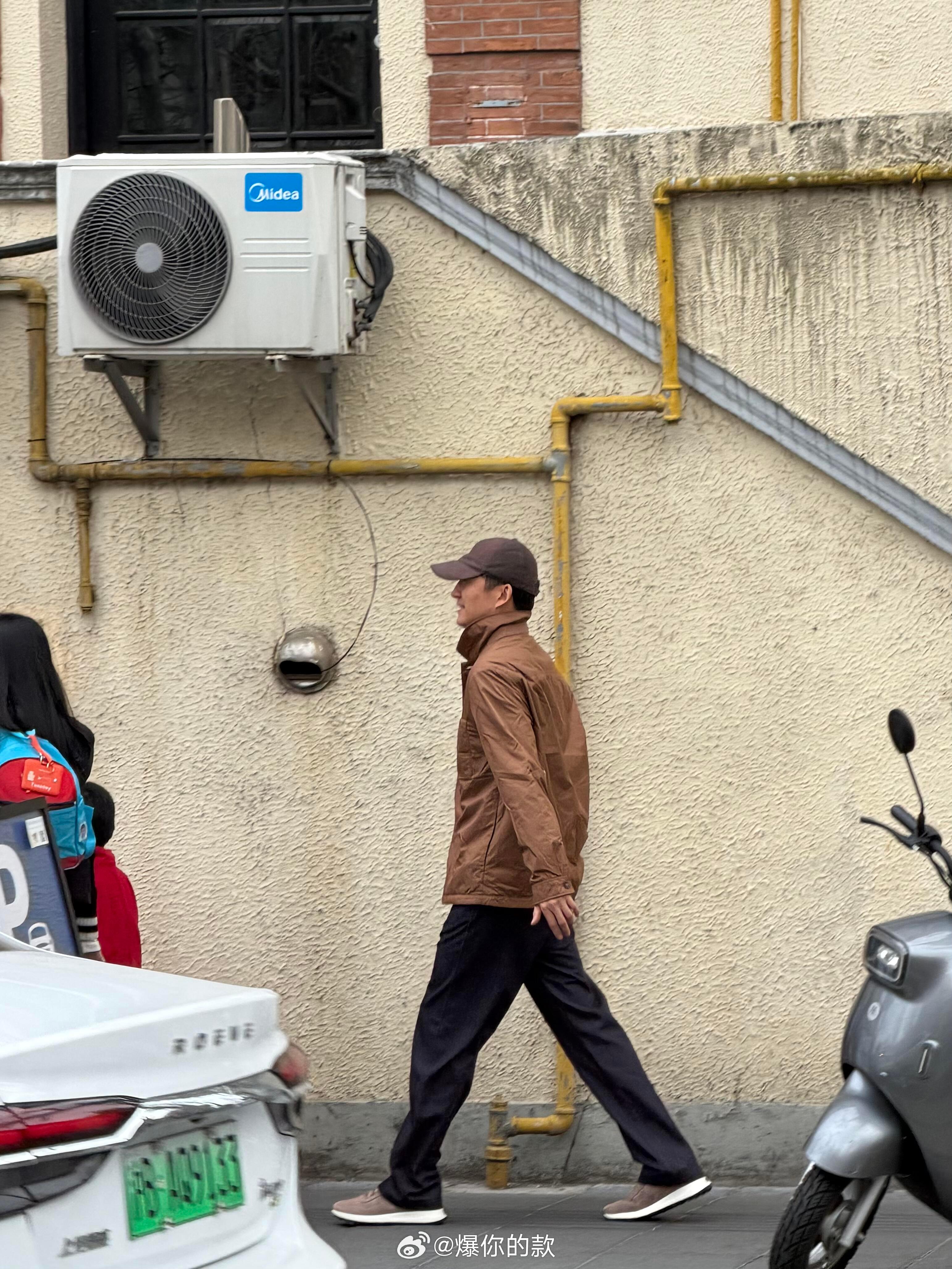 偶遇王阳老师接小朋友放学 