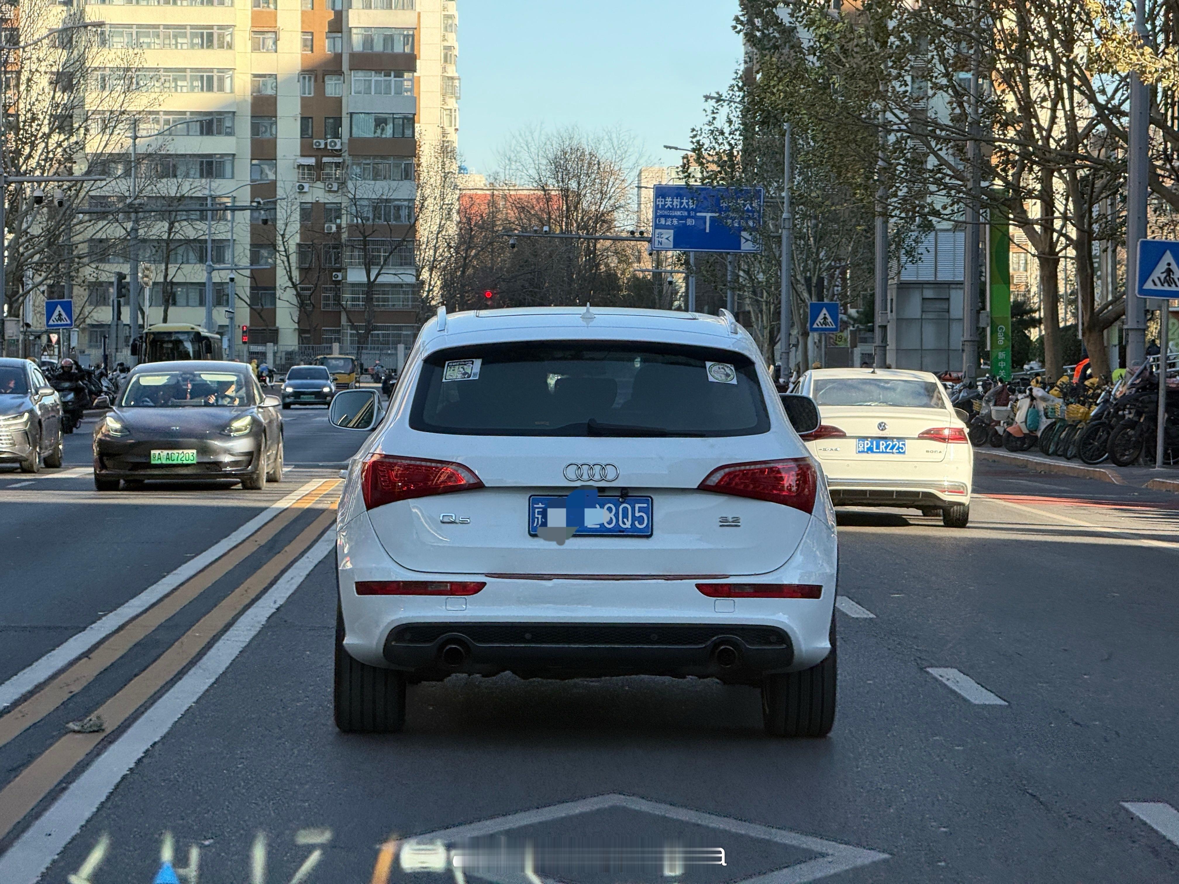 看到了一个老东西第一代的奥迪Q5 3.2 V6版本车身锃亮 20寸的大轮子201