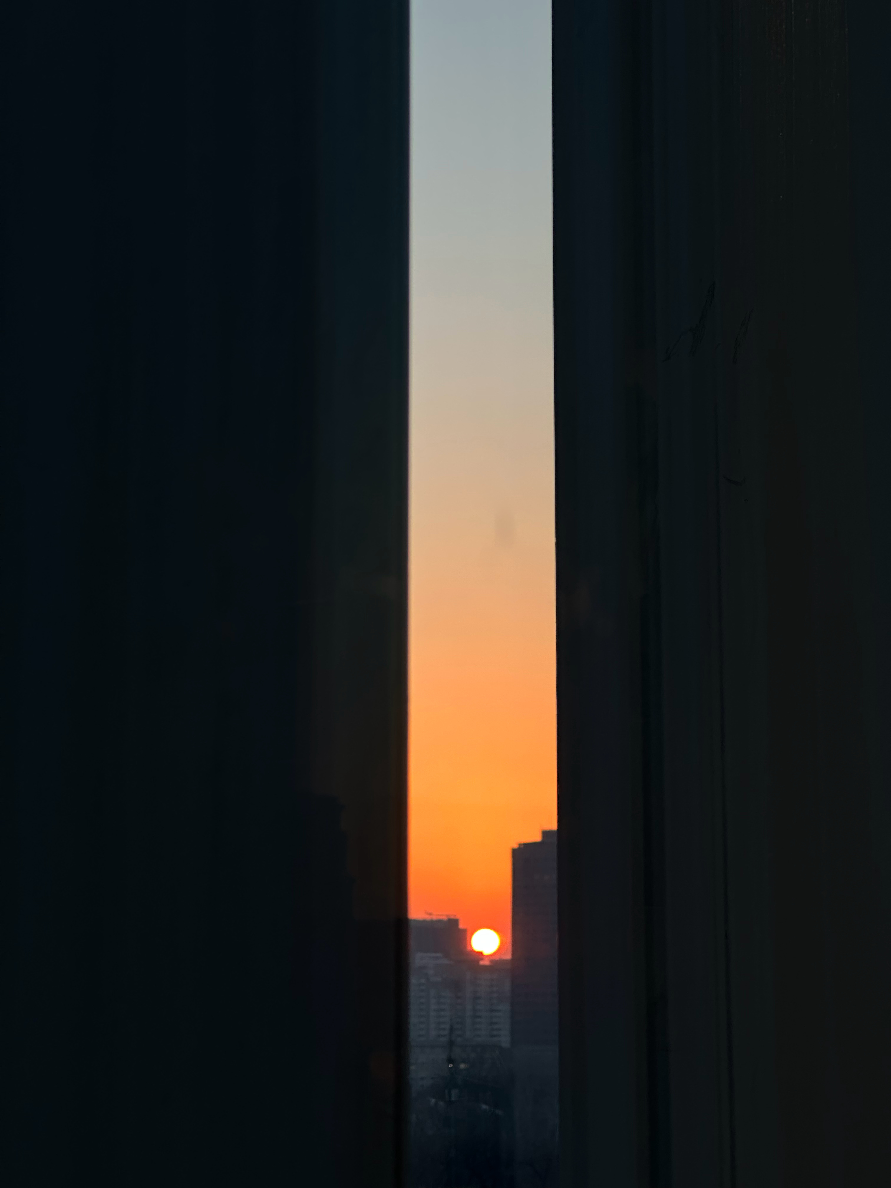 今天忙完评估，拍完视频，突然发现了一个，北京国贸店拍照的绝佳视角，刚刚好能看到夕