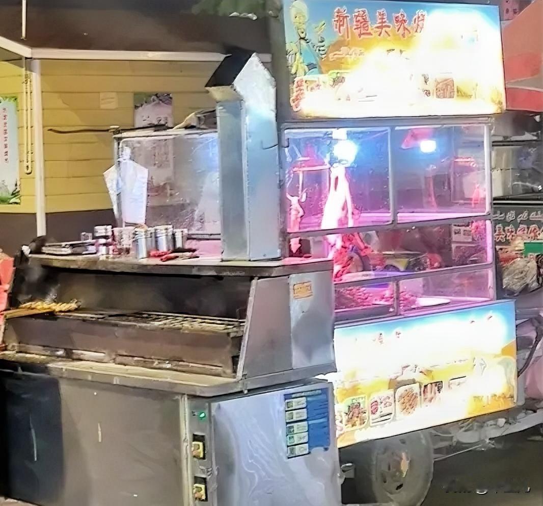 晚上十点多钟，
街头烧烤的炊烟升腾起来，
什么新疆羊肉串 ，什么武汉臭豆腐，
什