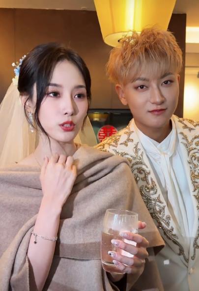 徐艺洋回应黄子韬身体状况 黄子韬近期直播时被网友多次指出"嘴唇发紫"，建议检查心