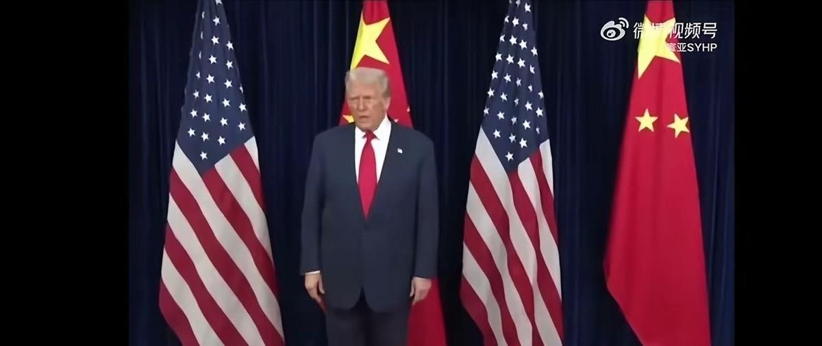 事实证明，特朗普是可以懂礼貌的！他既能恭恭敬敬的等人，也可以礼貌的送客！
特朗普