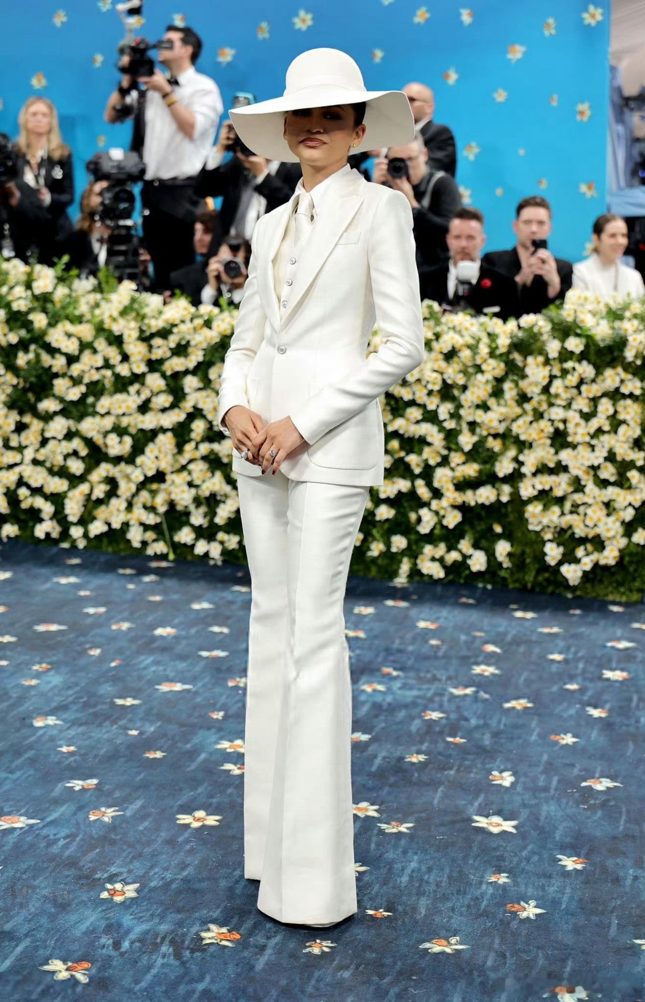 Zendaya 身穿 LV以致敬 Bianca Jagger 的经典造型亮相 M