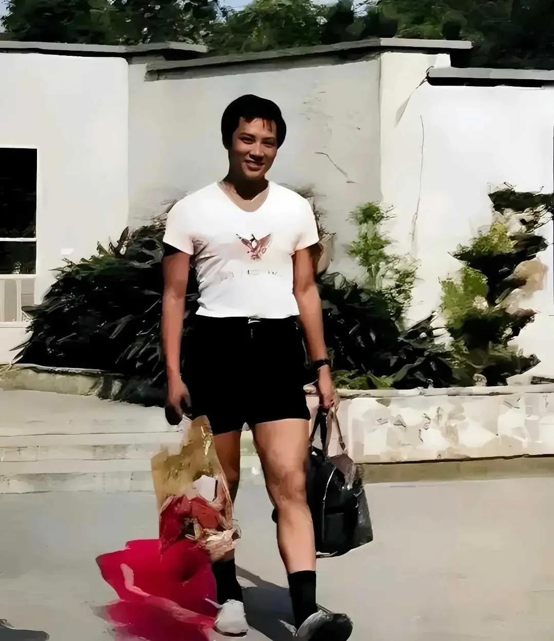 年轻时的迟重瑞先生，确实有男人味。