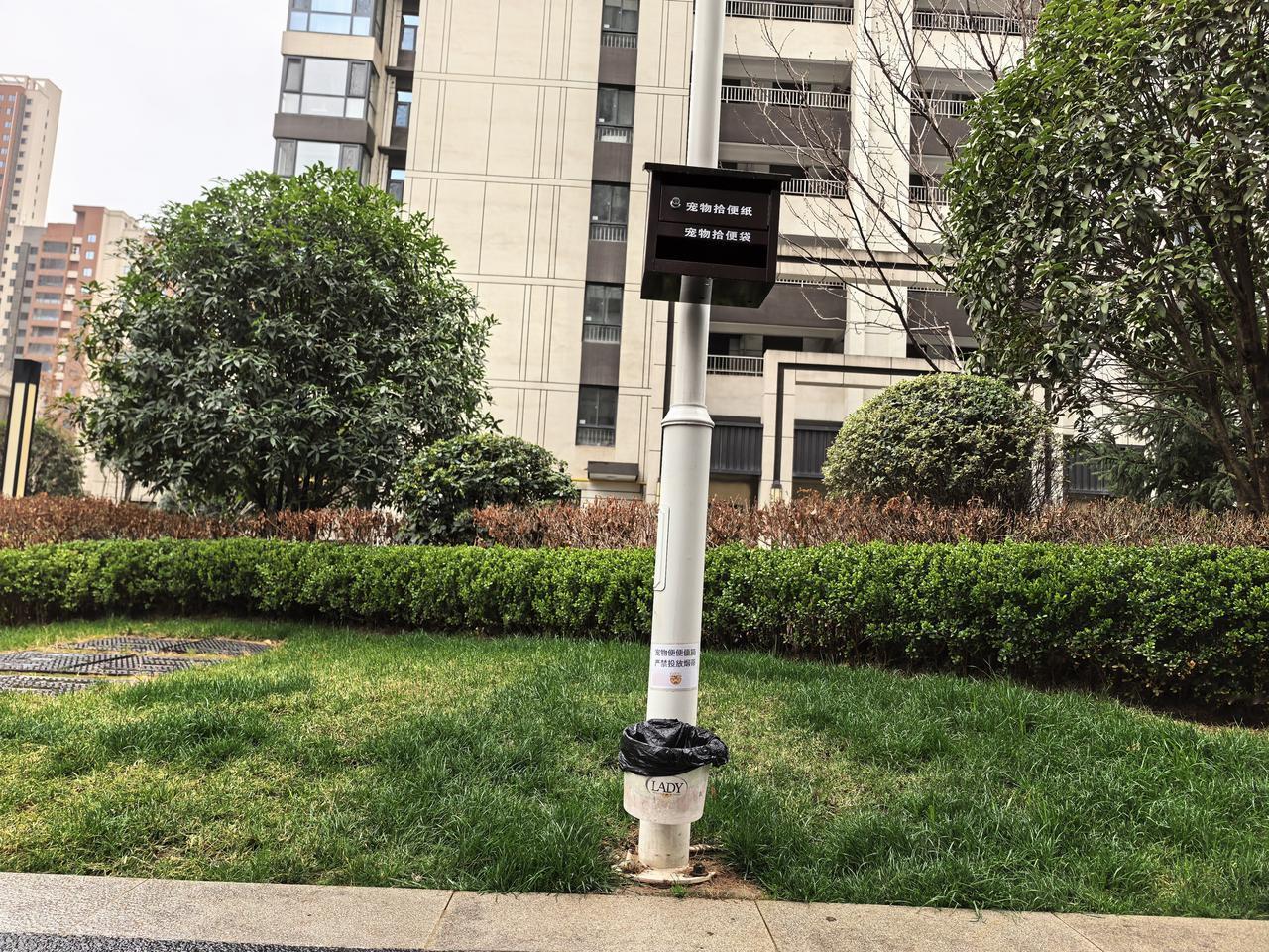 大家说道说道：有人认为应该增加小区养宠物住户的物业费或者说是宠物清洁费，有些费用