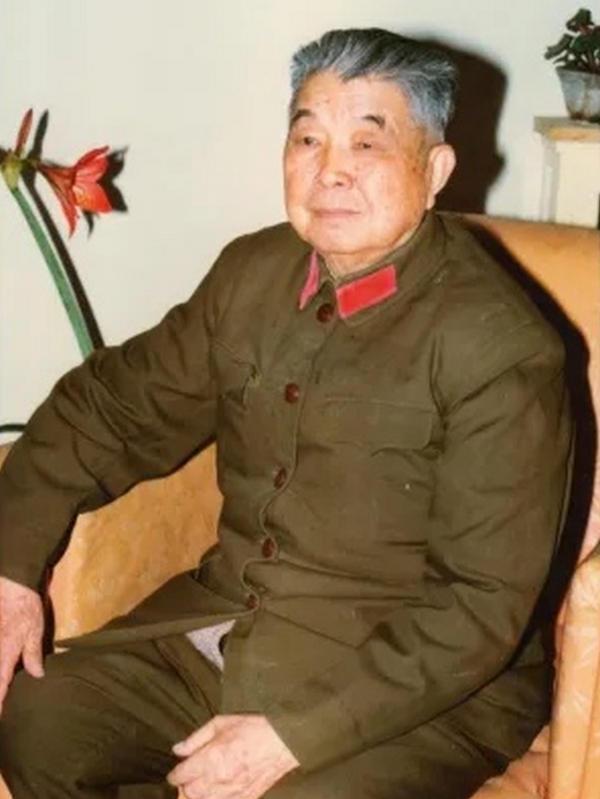 1953年，西康军区司令员刘忠，得知母亲和原配还在世，便携现任妻子回乡，当他看到