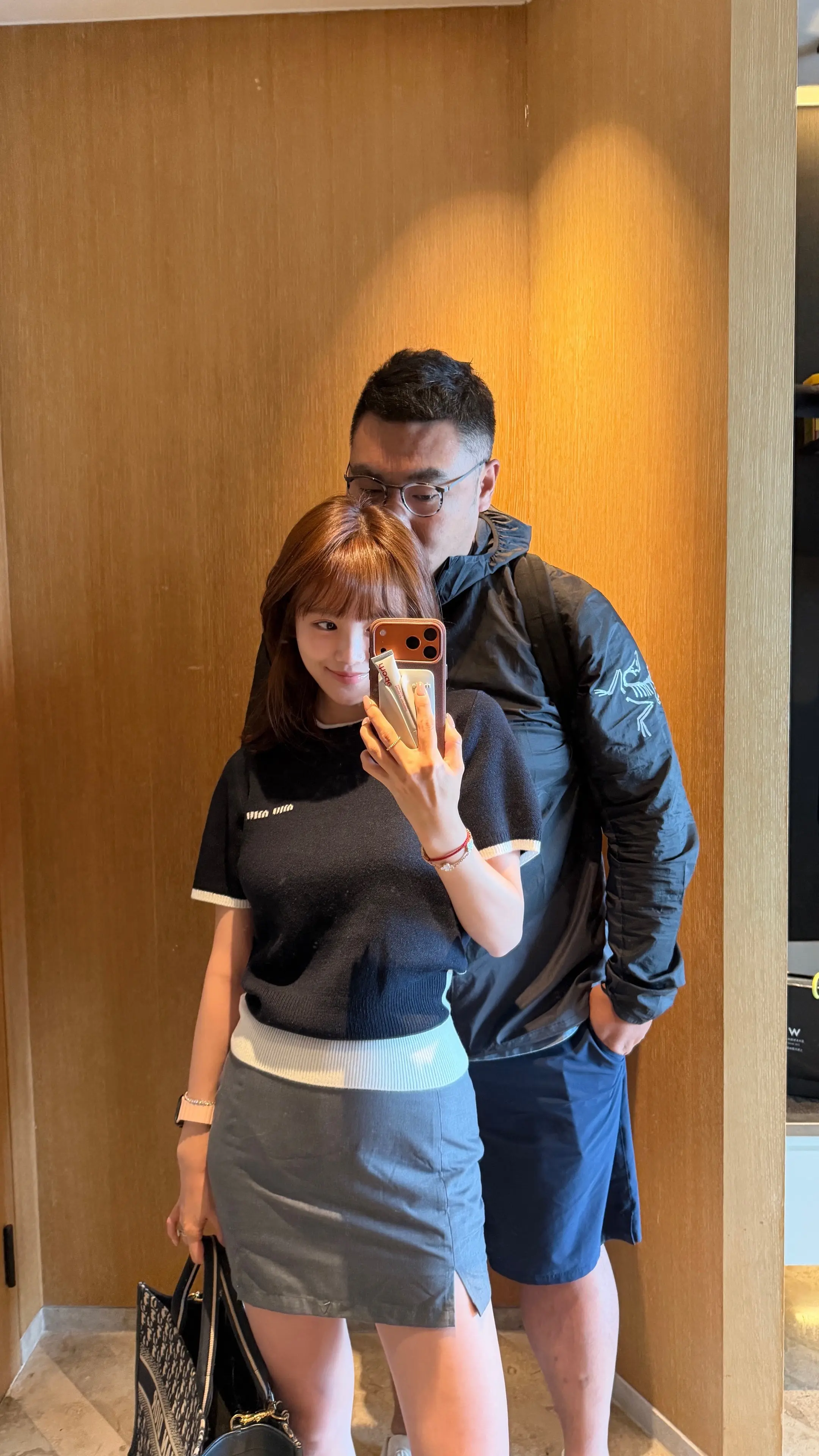 刚才吻了你一下，你也喜欢对吗？ 不然怎么一直牵我的手不放。