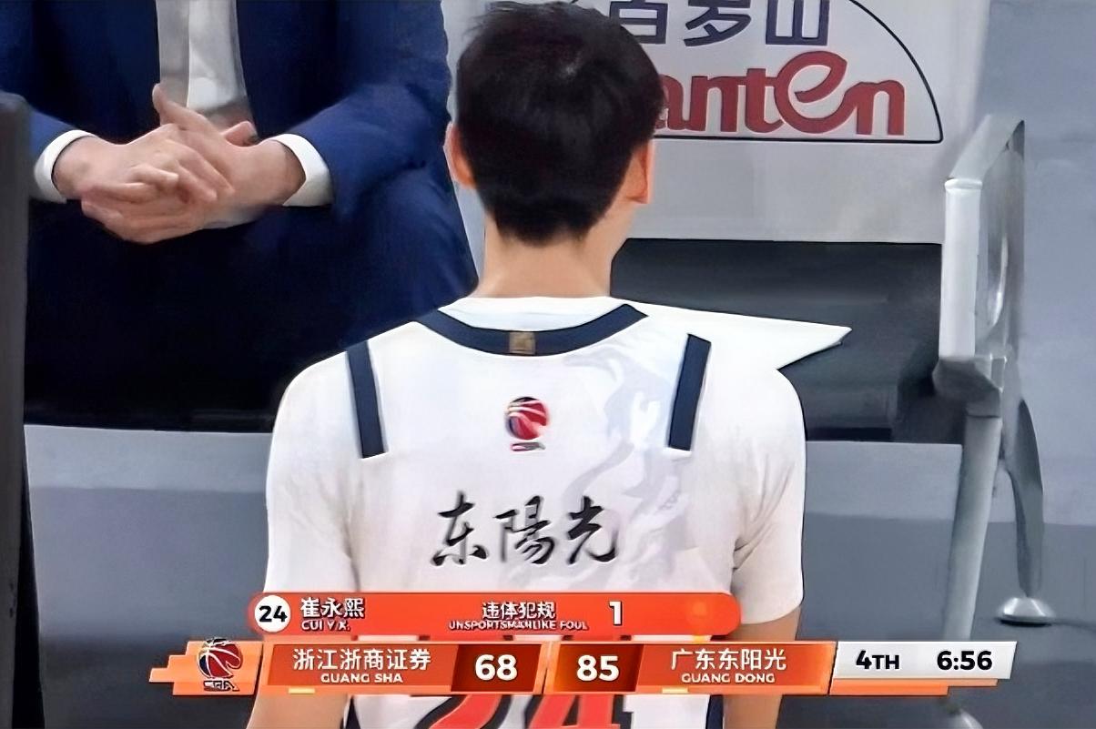 虚惊一场！崔永熙比赛中倒地痛苦不堪，广东男篮真的伤不起了，他自己也经历不了再来一