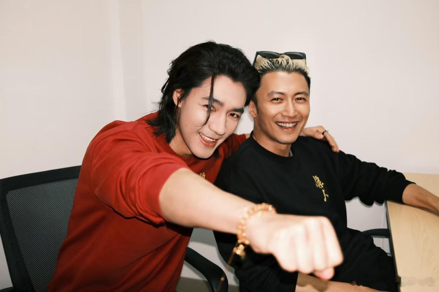 此沙戴的帽子是谢霆锋演唱会周边 看起来真是哥俩好！好帅啊此沙
