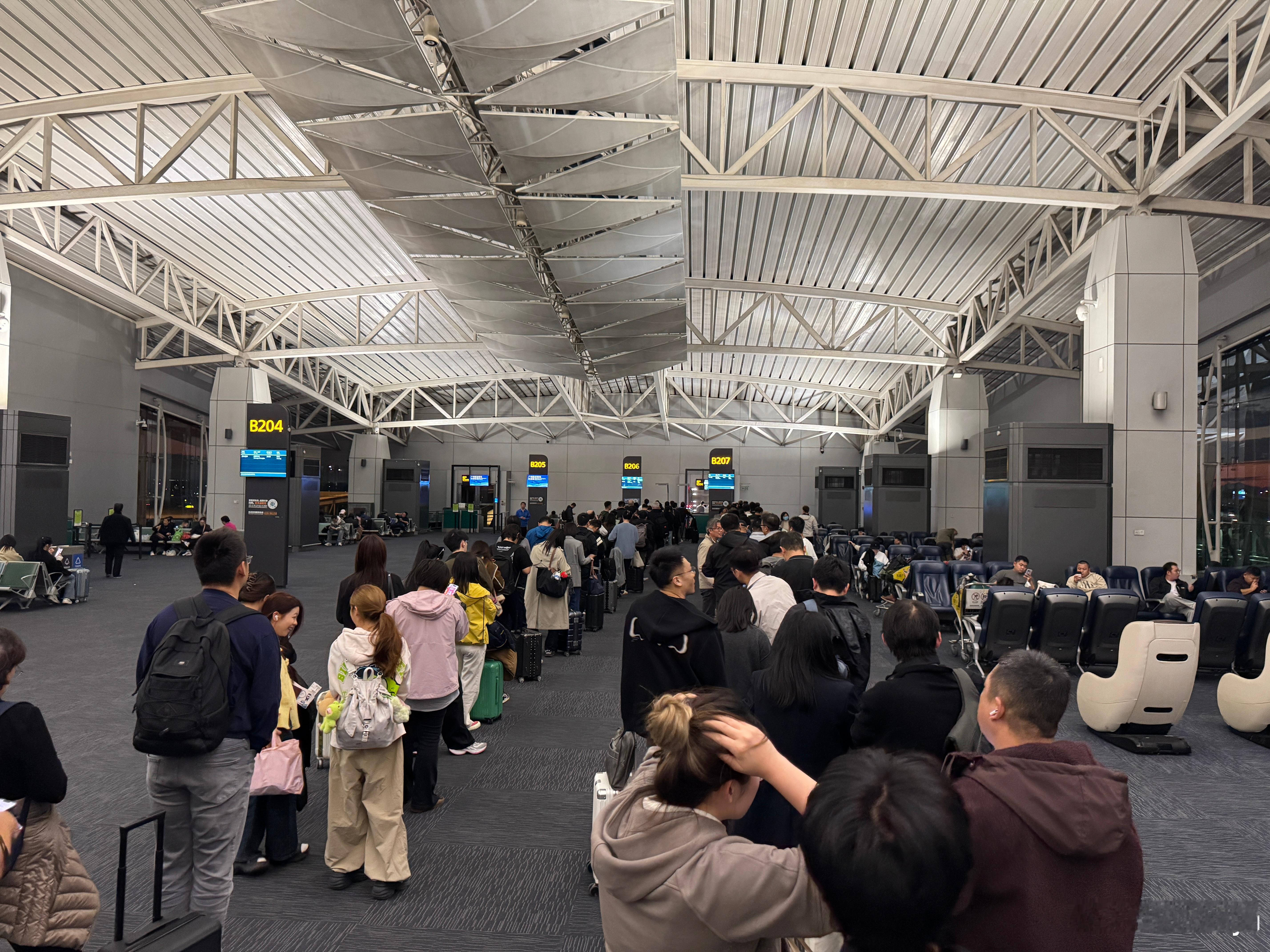 广州回北京的航班，右边是优先通道（公务舱、金卡白金卡），两边人数差不多，甚至右边