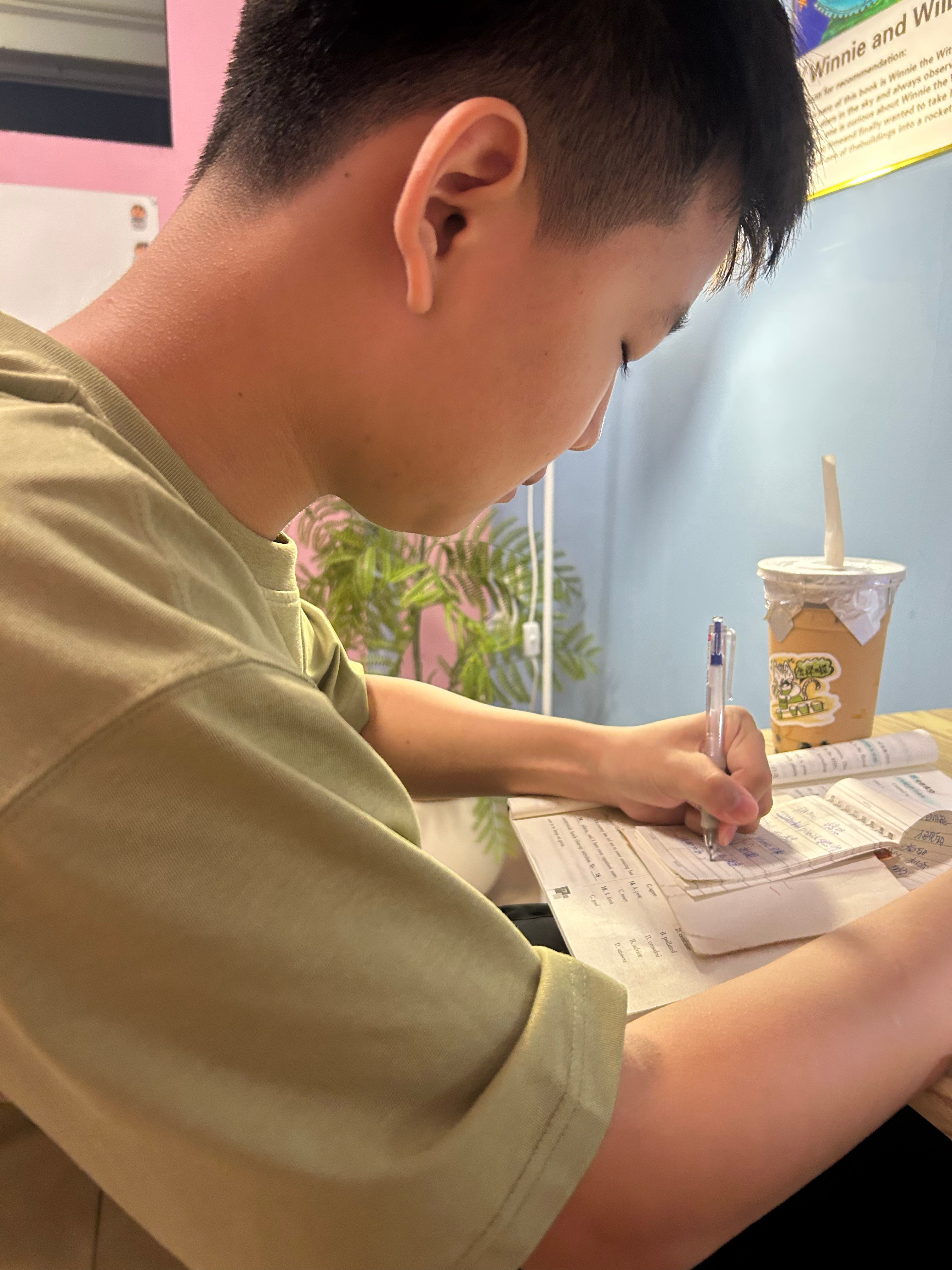他的口语视频发了斗因他居然看到了，我说你不是没关注我吗，他说关注了 三亚