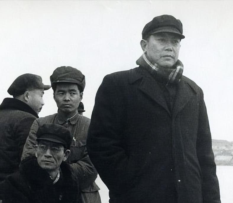 李先念回红安，姐姐全身浮肿和他要粮，李：姐，我是国家的副总理。
 
这句话说得平