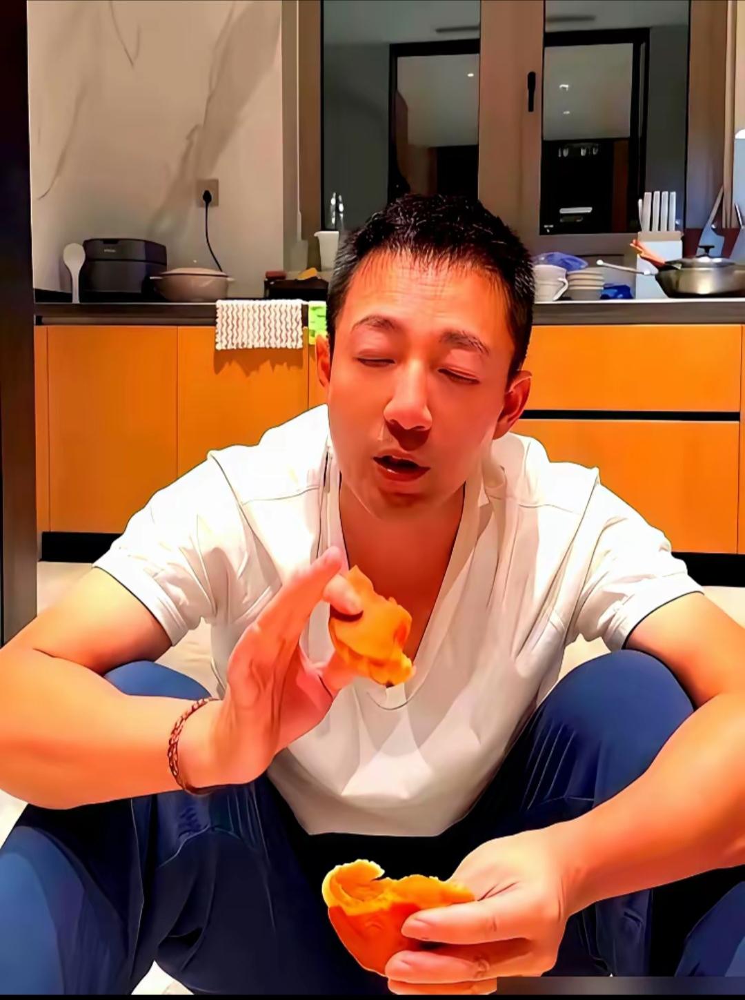 汪小菲在中秋节晚上月饼吃到一半时，忍不住的哭了！他说非常想念玥儿和霖儿，是啊，每