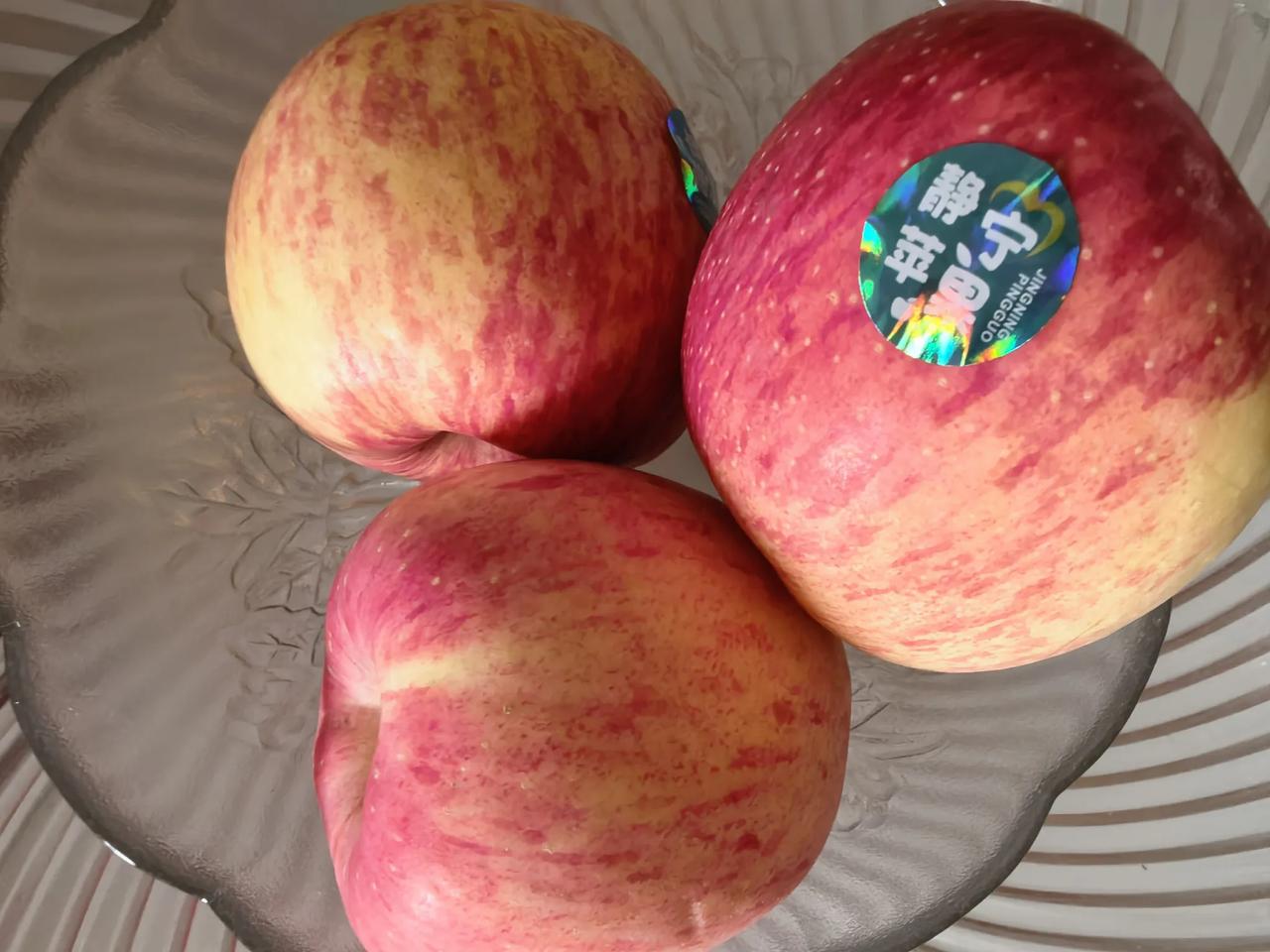 静宁苹果🍎的招牌就是这样被砸的吗？昨天晚上去中商超市买东西，看着静宁苹果品相不