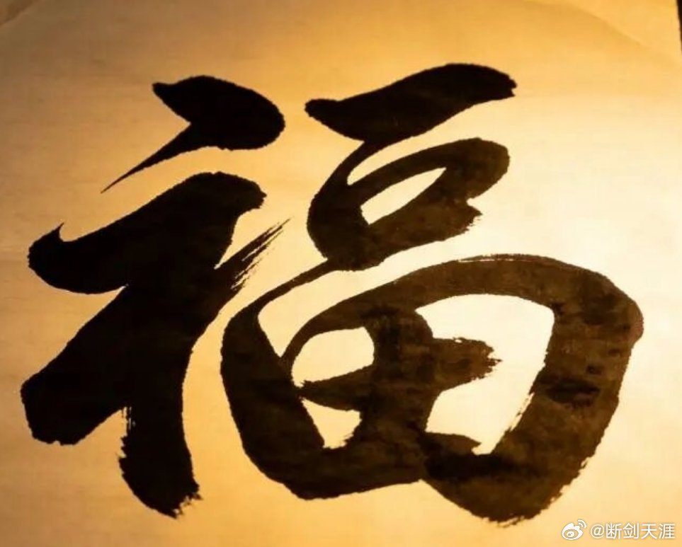 冥冥之中，自有天护走过风雨。见过世事。总会在某个瞬间。忽然懂得。自己原是被老天偏