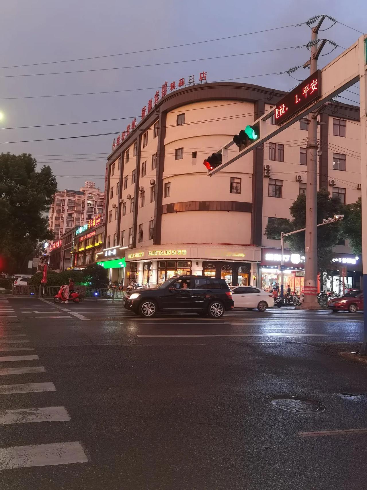 秋日的黄昏，下班的人们脚步匆匆，秋雨淅沥沥地下着，挡不住回家的脚步！
