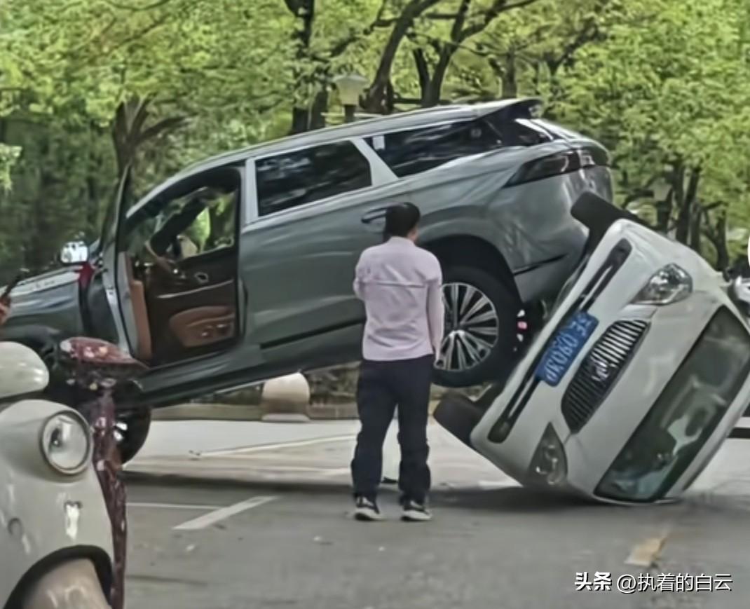 把车开成这样了，这两个司机也都是人才！