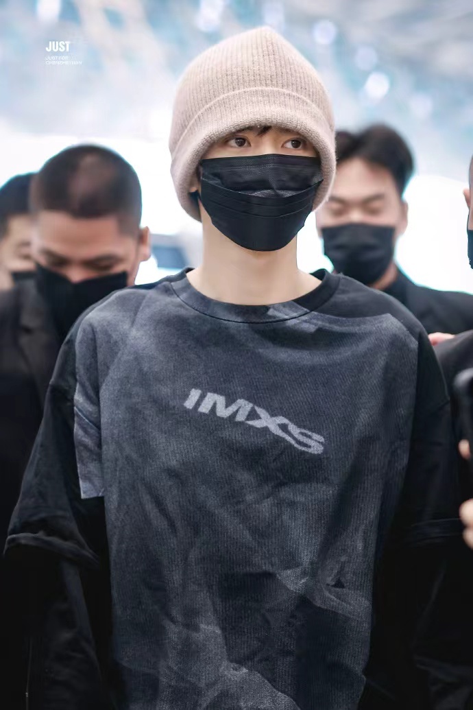 陈哲远出发海外见面会陈哲远假两件卫衣冷帽look 陈哲远出发海外见面会，陈哲远假