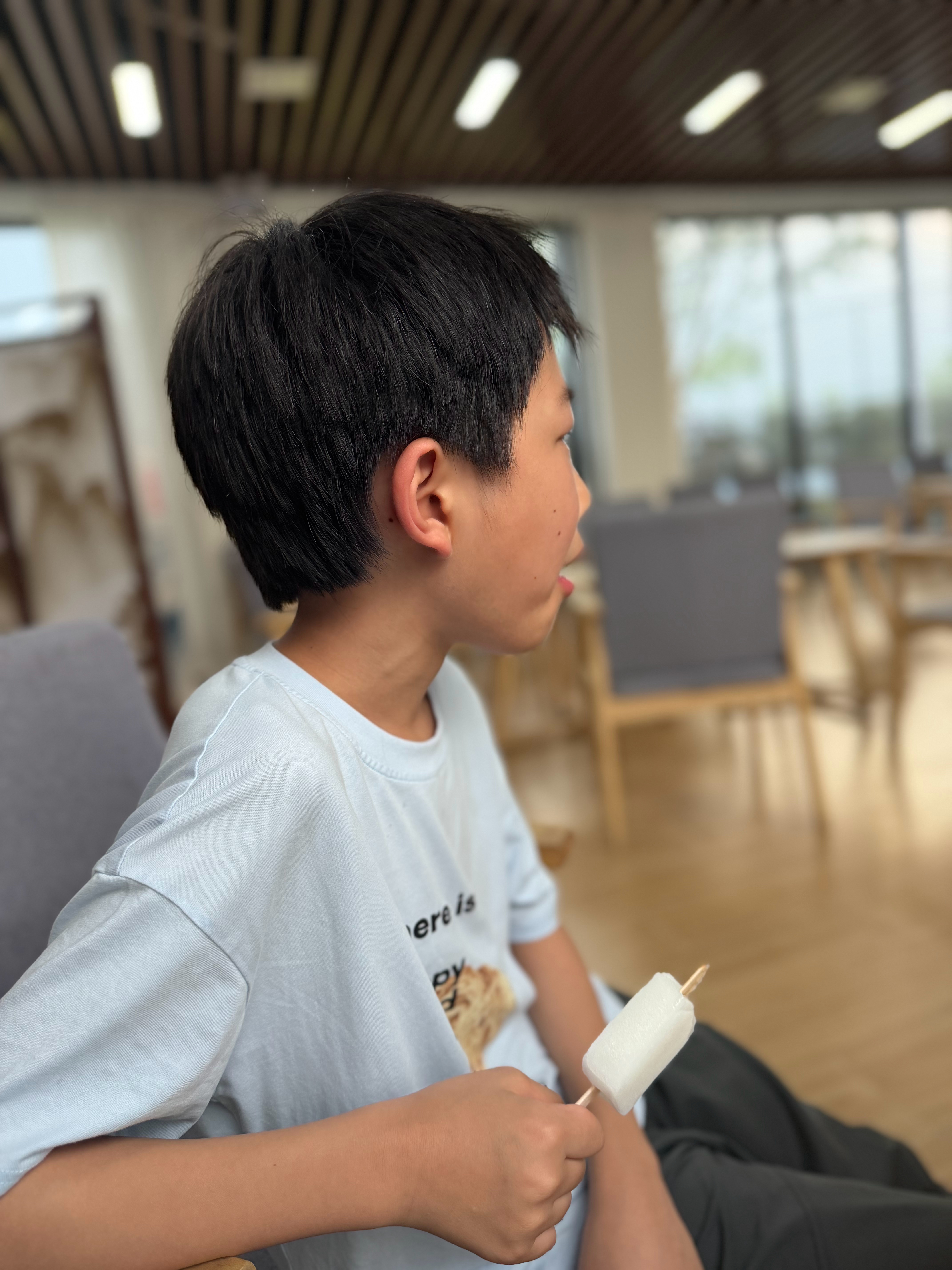 又出来鸡眼睛，好热好热啊，本来中午有风的，咋到了傍晚没有了，地面都在呼呼冒热气，