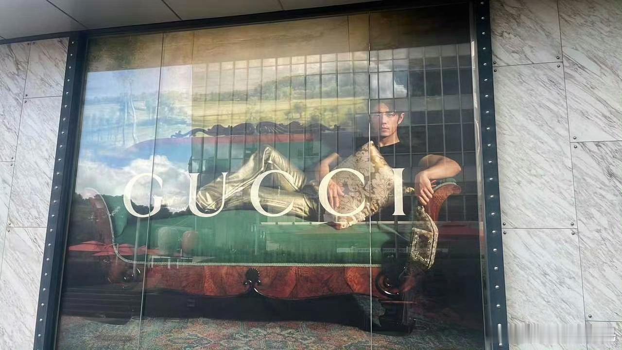 肖战gucci品牌代言人肖战GUCCI正季成衣服地广正式开铺，第三次手绘墙同步上
