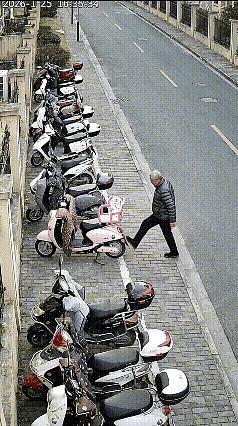 大爷，咋这么不小心呢？用那么大劲儿干啥？摔倒了吧？

不过，是你自己踹车摔倒的，