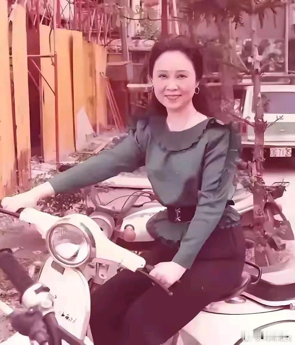 命运多么神奇，琼瑶icon的母亲在19岁时爱上自己的老师，琼瑶也在19岁时爱上自