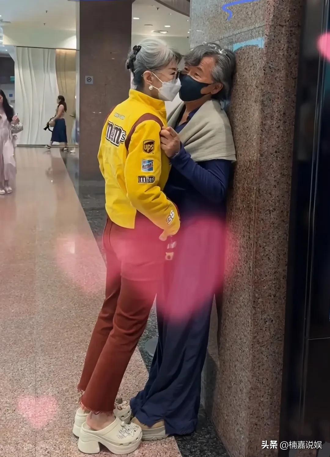 这就是真正的执子之手，与子偕老吧，老夫老妻的爱情糖那么甜，让那些年轻的单身狗情何