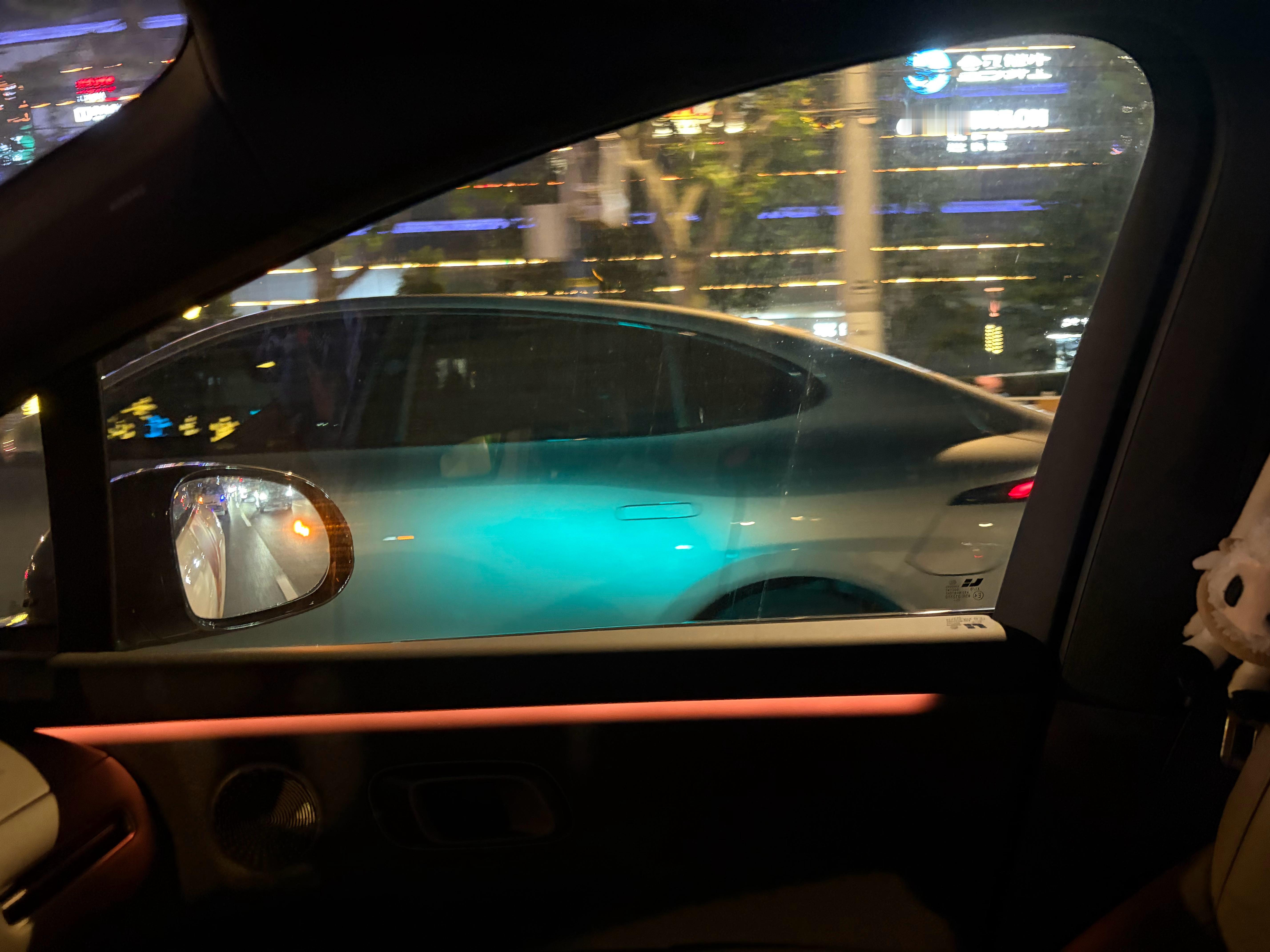 我是一直要开小蓝灯的，不开不舒服。其实你只要掌控了它的边界，开起来还是很爽的。你