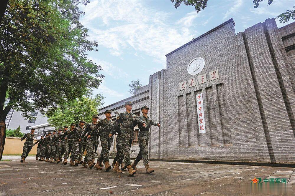 铸剑中原[超话]早安军营原原说早晚安 “若有尘瑕须拂拭，敞开心扉给人看”！早安[