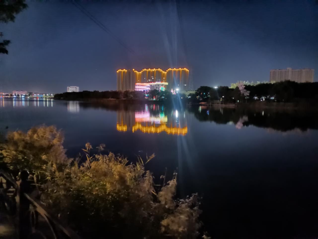 生命，是慢慢学会接纳与孤独和解，接纳失去，接纳还在路上的自己，然后，在裂缝里热烈