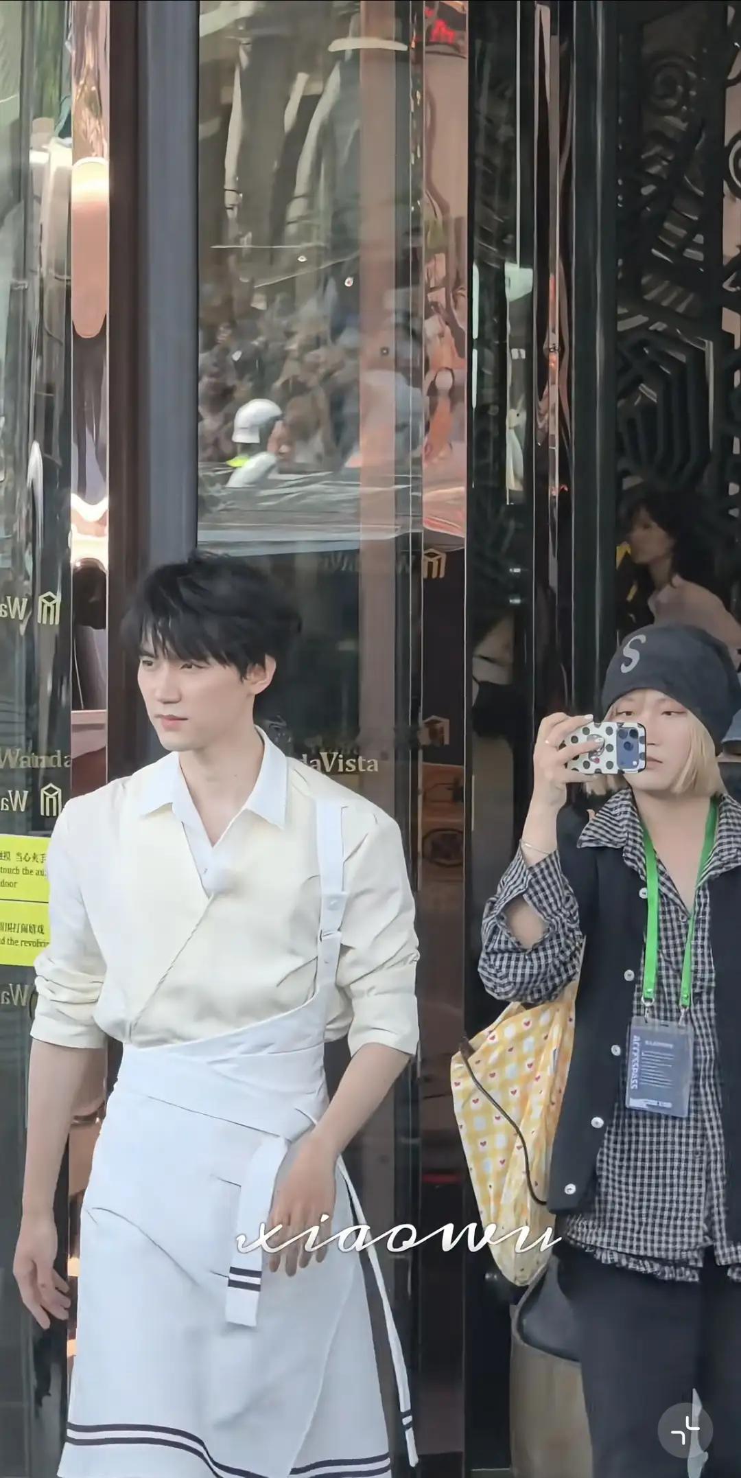 好细的腰！周翊然录跑男路透，就穿个厨师服，都这么洋气还帅呀！ 