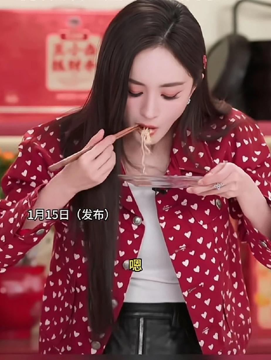 心疼幂姐一秒钟，近日，杨幂直播吃面刚吃一口就被工作人员提醒“姐，少吃点，”把杨幂