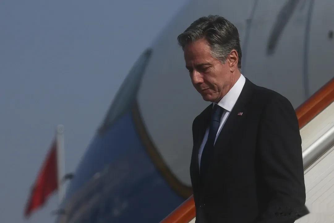 美国国务卿安东尼·布林肯今早抵达北京，开启访华之旅，看样子他的心情不大好。
  