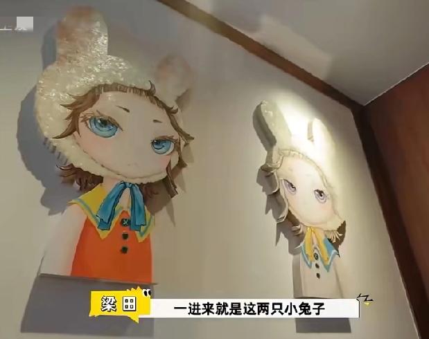 众人去参加阿娇（钟欣潼）的住处，进门就是两只可爱的兔子壁纸，寓意是她们的组合tw