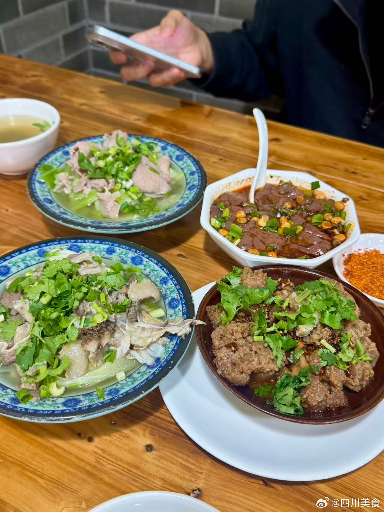 又到适合吃跷脚牛肉的季节了！这一桌不到50元，一份牛肉一份牛杂一份粉蒸牛肉一份血